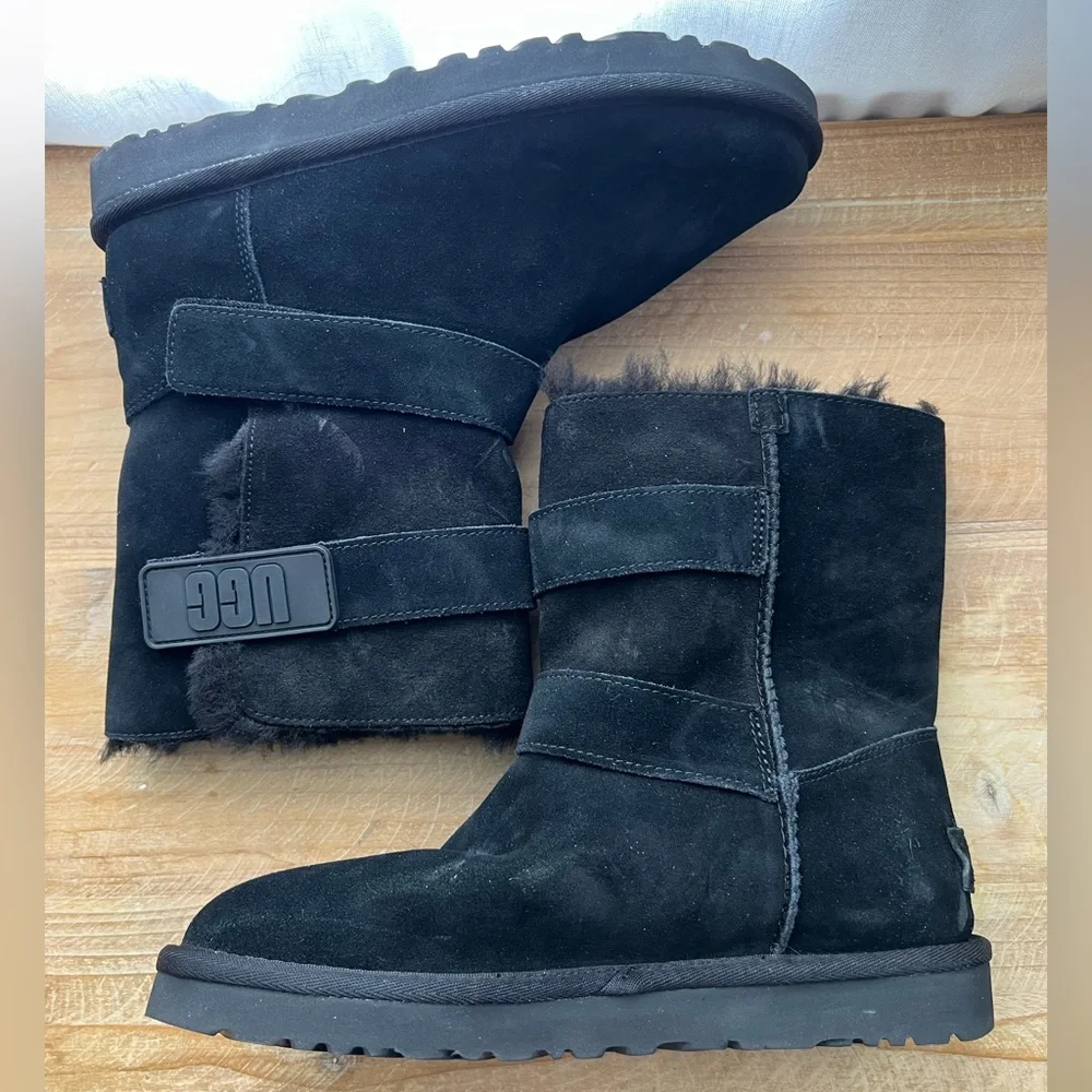 New UGG Bailey Graphic Logo Strap Boot in Black Women’s Size 7